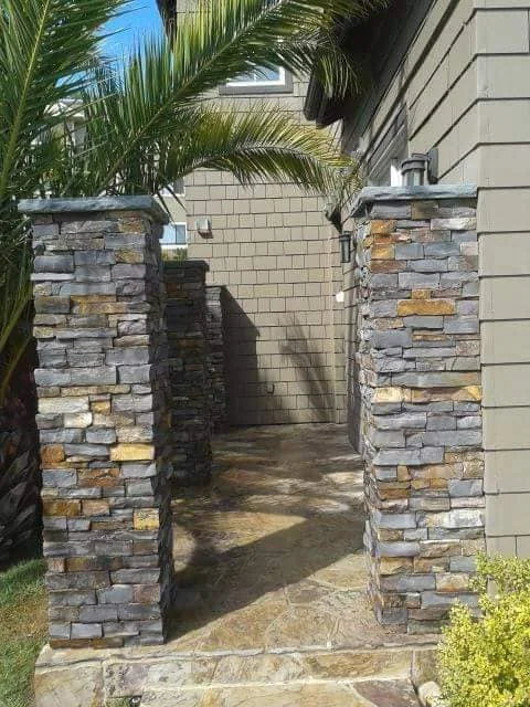 Columns & mailboxes — photograph 4